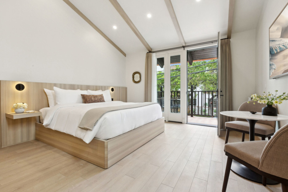 King-size bed, sleeps 2, seating area, and 65