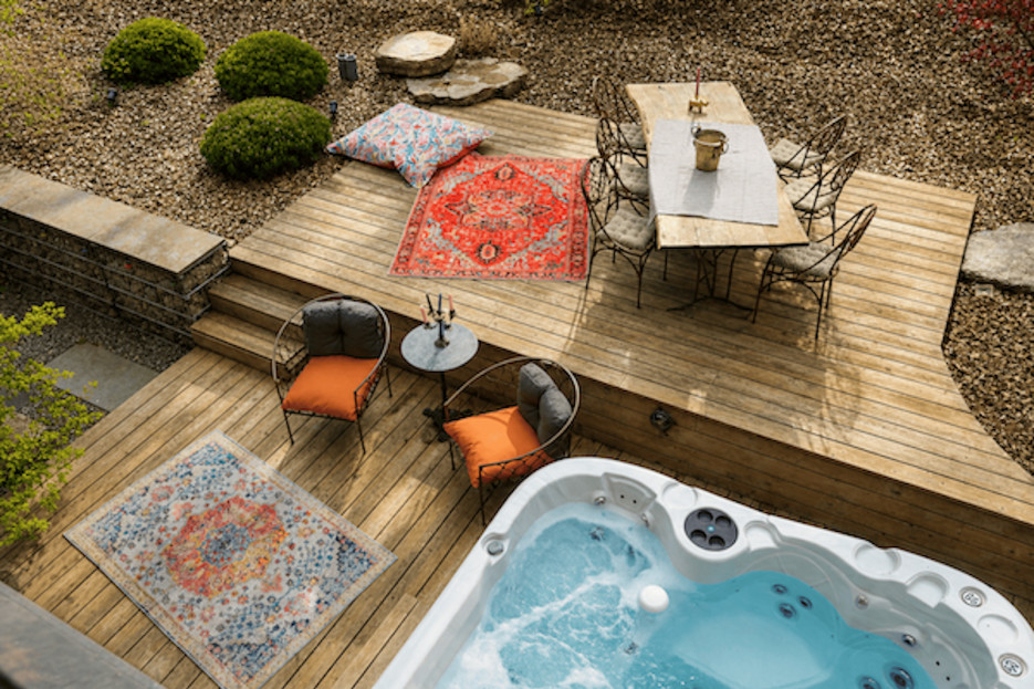 Terrasse arrière avec jacuzzi privatif