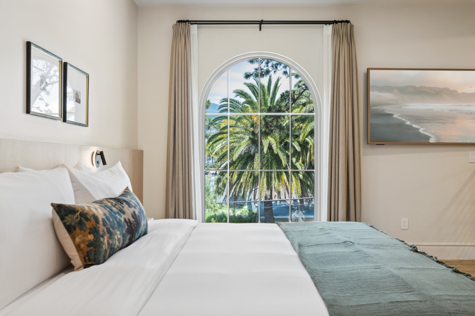 King-size bed, sleeps 2, seating area, and 65