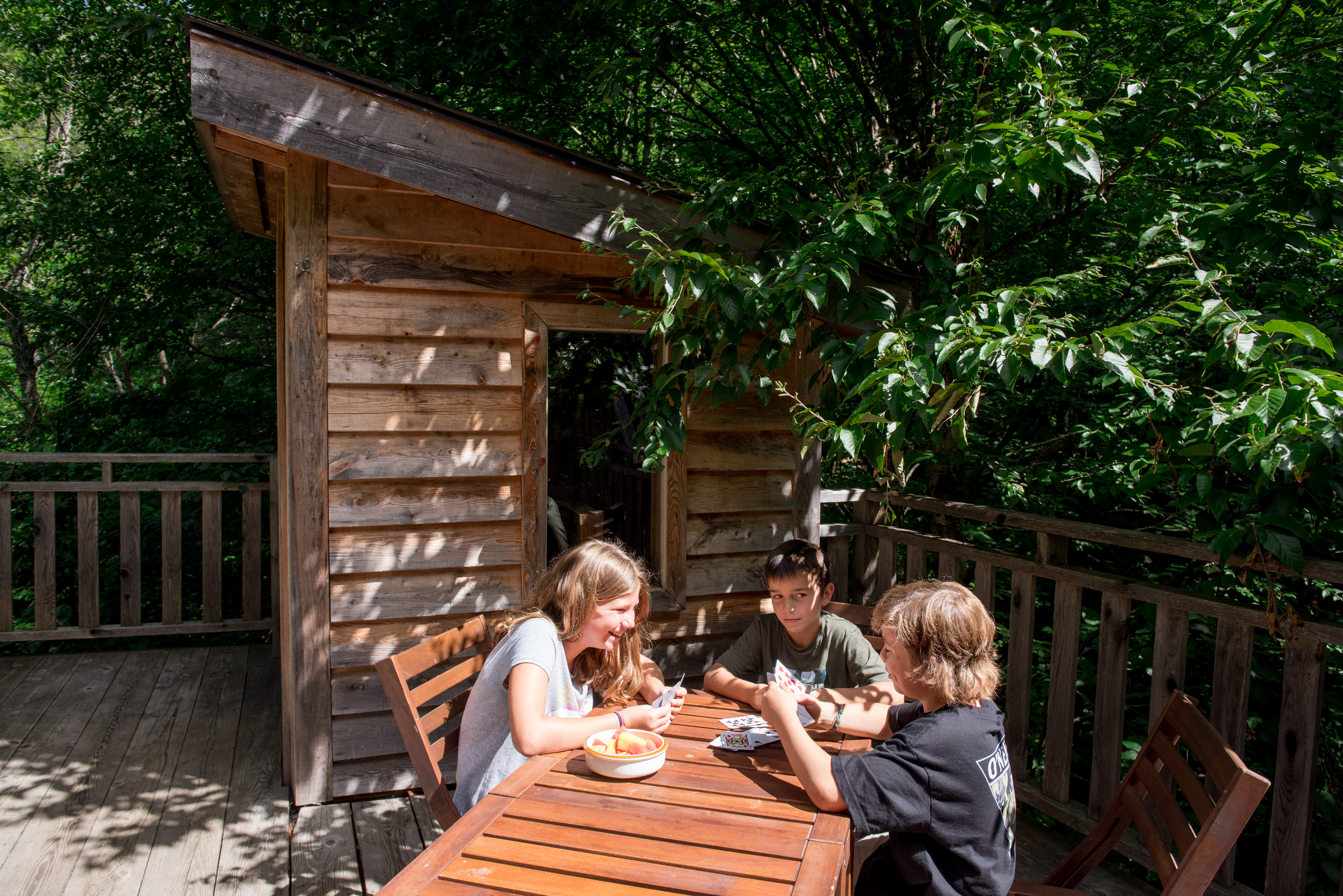 A family sharing a meal at Les Refuges Perchés