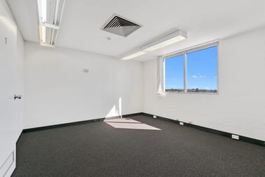 501/182 Bay Terrace Wynnum QLD 4178 - Image 2