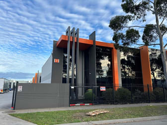 Click to view all images 2 Rawanne Close Pakenham VIC 3810 - Image 1