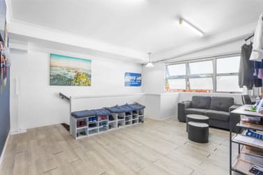 Upstairs/2/415 Yaamba Road Park Avenue QLD 4701 - Image 3