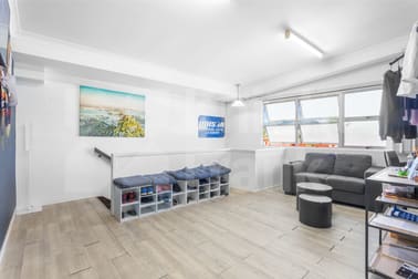 Upstairs/2/415 Yaamba Road Park Avenue QLD 4701 - Image 3