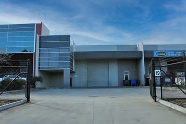 Click to view all images 19 East Derrimut Crescent Derrimut VIC 3026 - Image 2