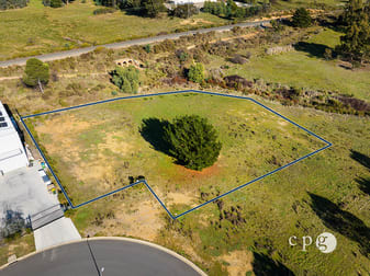 Click to view all images 17 Fitzgeralds Close Castlemaine VIC 3450 - Image 2