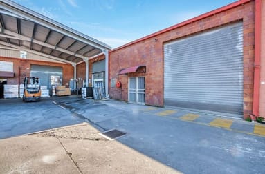2/5 Hutchinson Street Burleigh Heads QLD 4220 - Image 1