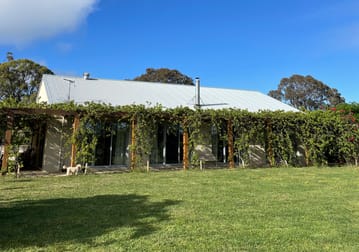 Click to view all images 'Rose Cottage' 75 Lawrie Road Beechworth VIC 3747 - Image 3