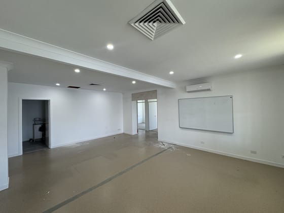 Click to view all images 4/56-58 Santa Cruz Boulevard Clear Island Waters QLD 4226 - Image 5