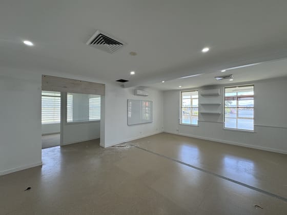 Click to view all images 4/56-58 Santa Cruz Boulevard Clear Island Waters QLD 4226 - Image 2