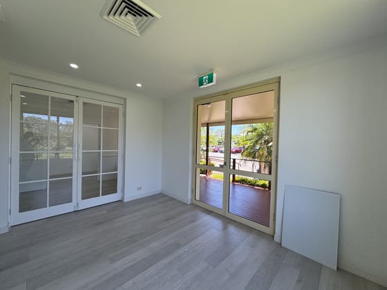 Click to view all images 4/56-58 Santa Cruz Boulevard Clear Island Waters QLD 4226 - Image 3