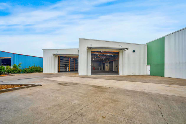 Click to view all images Unit 3/25 Eurora Street Kingston QLD 4114 - Image 4