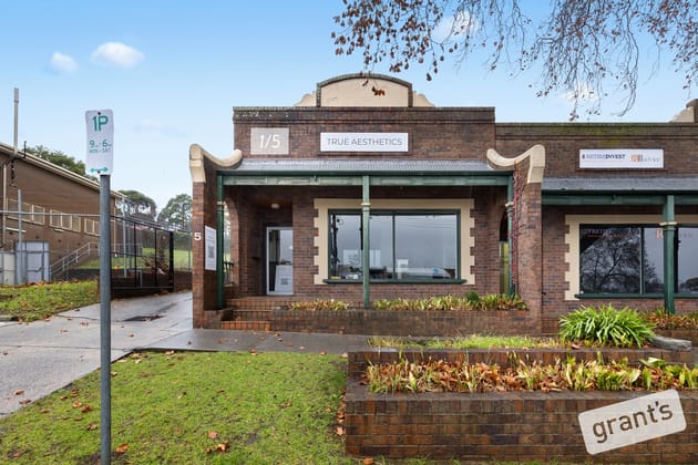 1 & 2/5 Gloucester Avenue Berwick VIC 3806 - Image 2