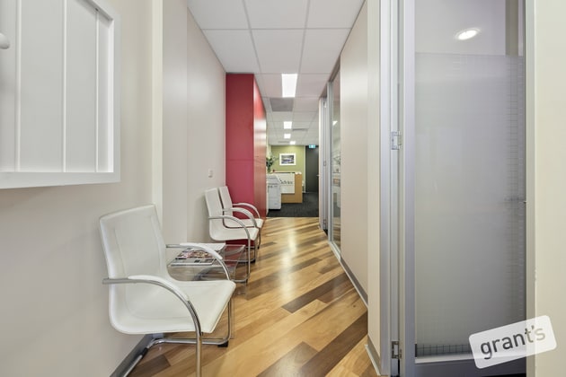 1 & 2/5 Gloucester Avenue Berwick VIC 3806 - Image 4