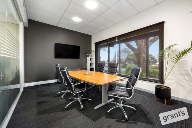 1 & 2/5 Gloucester Avenue Berwick VIC 3806 - Image 5