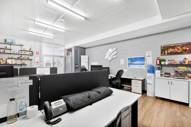 Click to view all images 5/5 Taree Street Burleigh Heads QLD 4220 - Image 4