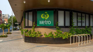 Woolworths Metro,105 Commercial Road Teneriffe QLD 4005