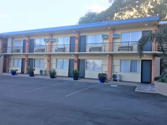 Hotel, Motel, Pub & Leisure commercial property leased at 180 Gladstone Road Highgate Hill QLD 4101