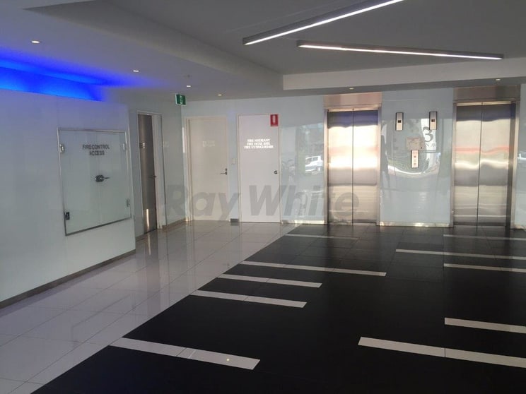 Click to view all images 33 Elkhorn Avenue Surfers Paradise QLD 4217 - Image 3