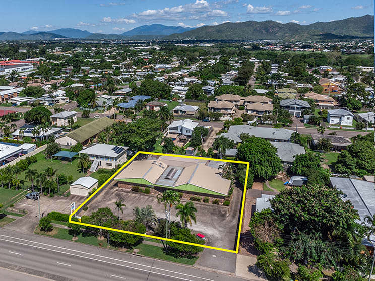 Click to view all images Unit 3, 42 Ross River Road Mundingburra QLD 4812 - Image 1