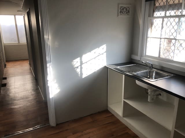 Click to view all images 12 Fitzhardinge Street Wagga Wagga NSW 2650 - Image 2