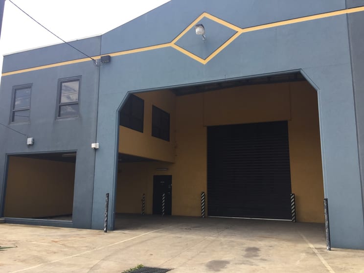 Click to view all images 2 Arvona Avenue Sunshine North VIC 3020 - Image 3