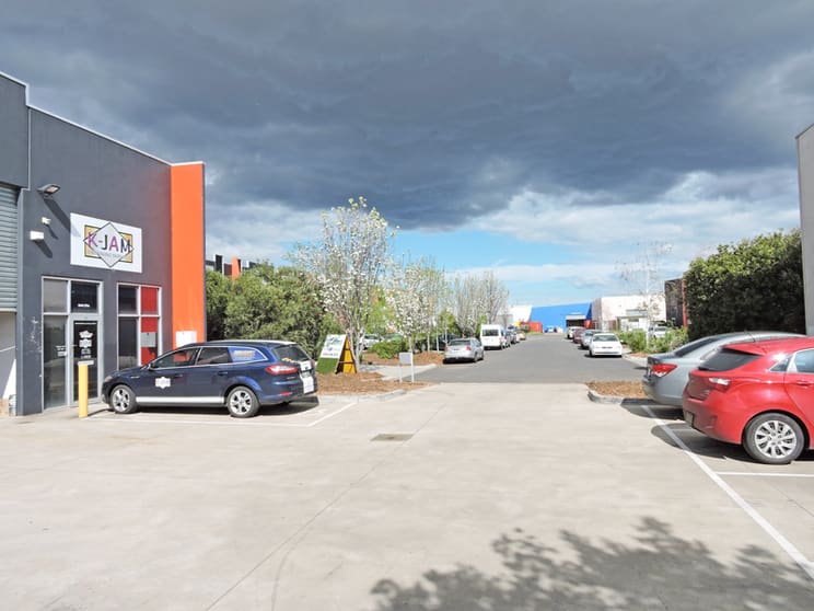 Click to view all images 2/11a Elm Park Drive Hoppers Crossing VIC 3029 - Image 2