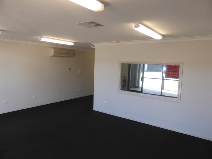 Click to view all images 4/57 Douglas Mawson Road Dubbo NSW 2830 - Image 2