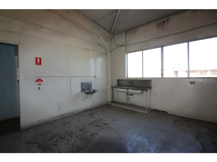 Click to view all images 23-25 Commercial Road Mount Isa QLD 4825 - Image 3
