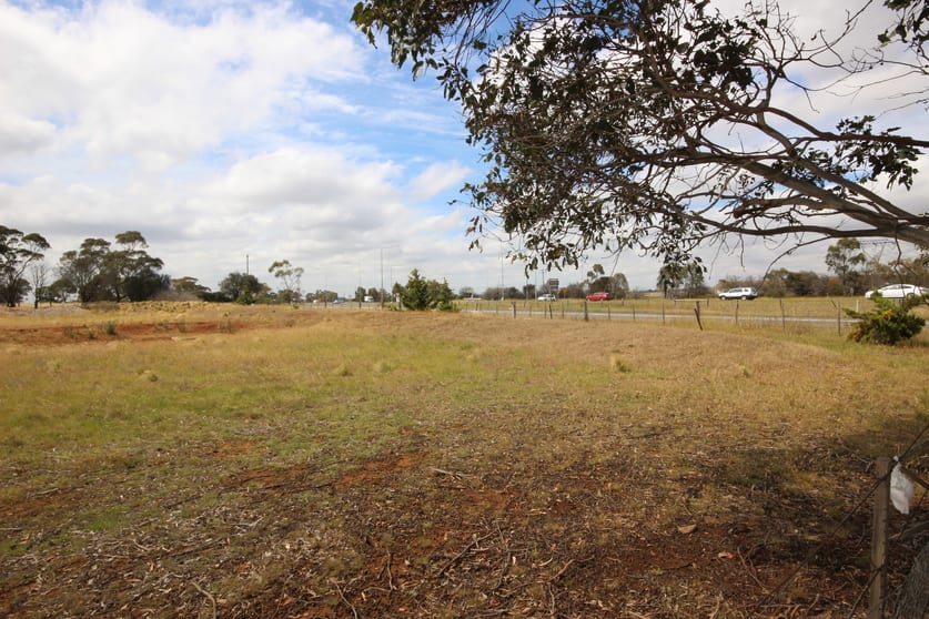 Click to view all images 2 Thompsons Road Keilor North VIC 3036 - Image 1