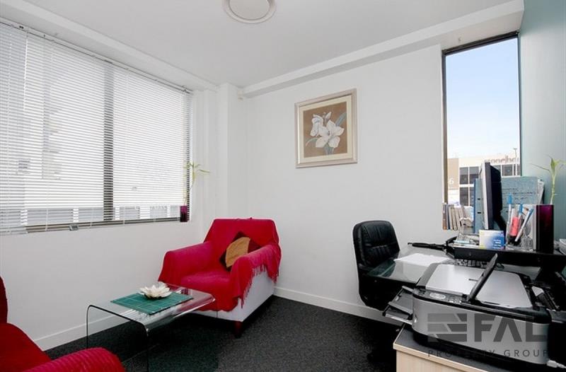 Click to view all images Unit 4/37 Station Road Indooroopilly QLD 4068 - Image 3