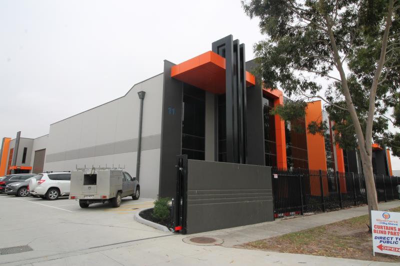 Click to view all images 2 Rawanne Close Pakenham VIC 3810 - Image 1