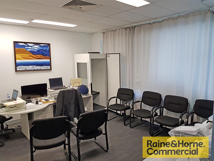 Click to view all images 2/832 Gympie Road Chermside QLD 4032 - Image 2