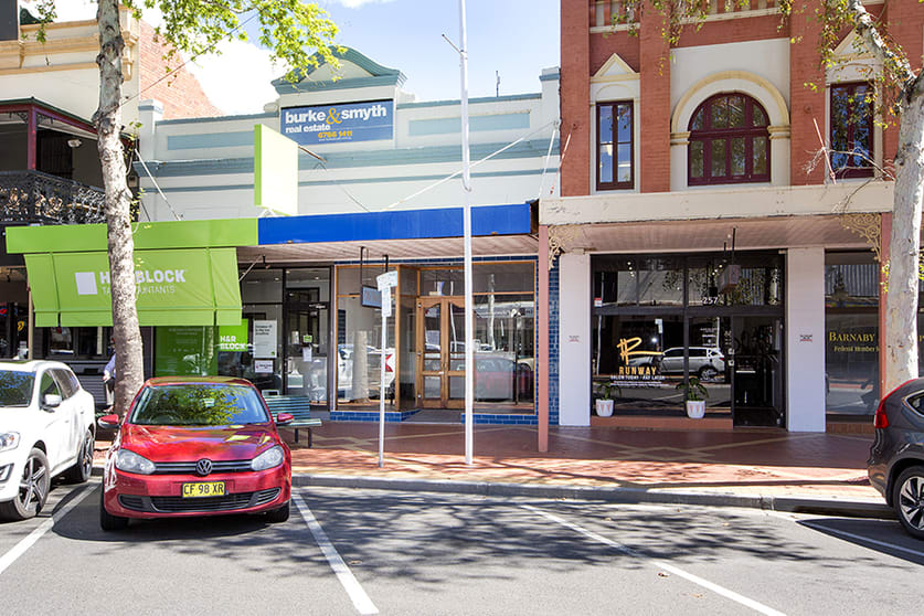 Click to view all images 261 Peel Street Tamworth NSW 2340 - Image 1
