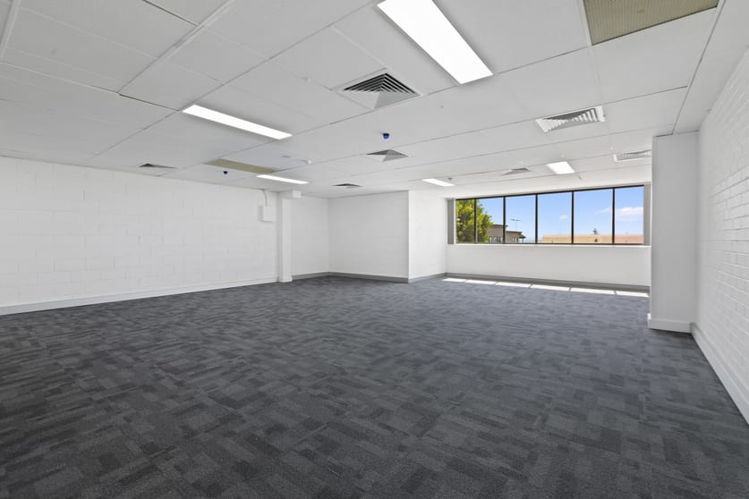 Click to view all images 2/182 Bay Terrace Wynnum QLD 4178 - Image 1