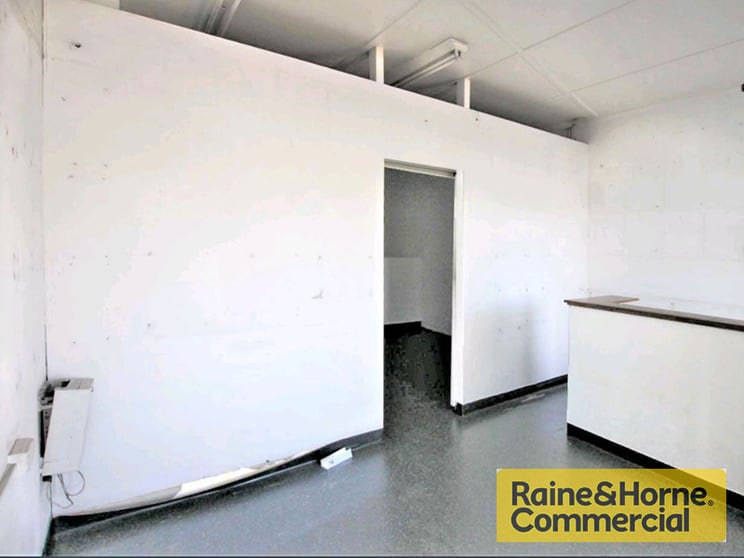 Click to view all images 1/720 Gympie Road Chermside QLD 4032 - Image 2