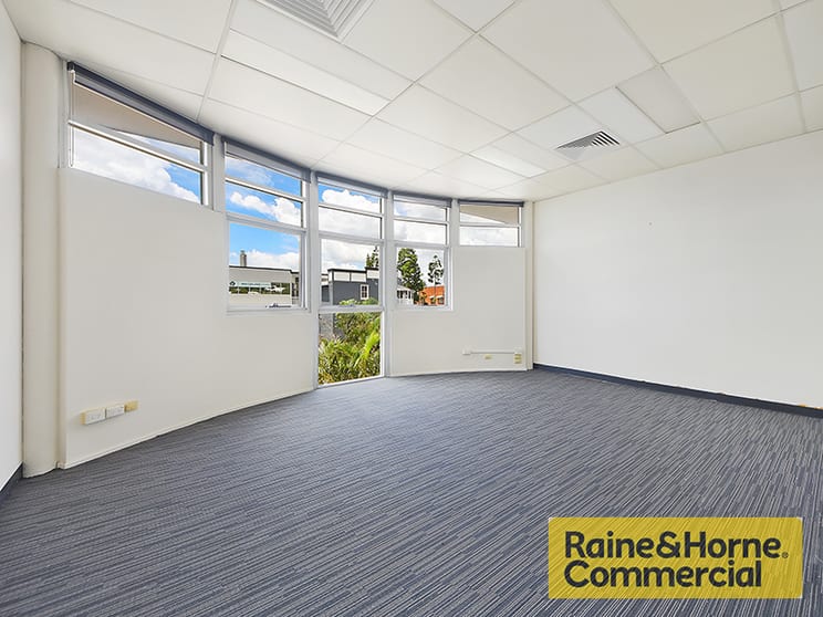 Click to view all images 5/209 Days Road Grange QLD 4051 - Image 3