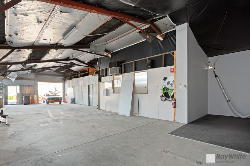 Click to view all images 43 Cambro Road Clayton VIC 3168 - Image 2