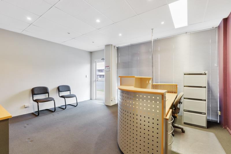 Click to view all images Unit 1/1/105 Denham Street Rockhampton City QLD 4700 - Image 3