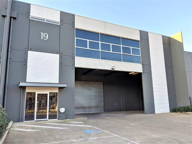 Click to view all images 19 Paraweena Drive Truganina VIC 3029 - Image 1