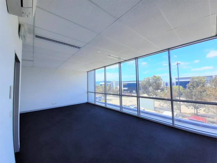 Click to view all images 32 Lobelia Drive Altona North VIC 3025 - Image 2