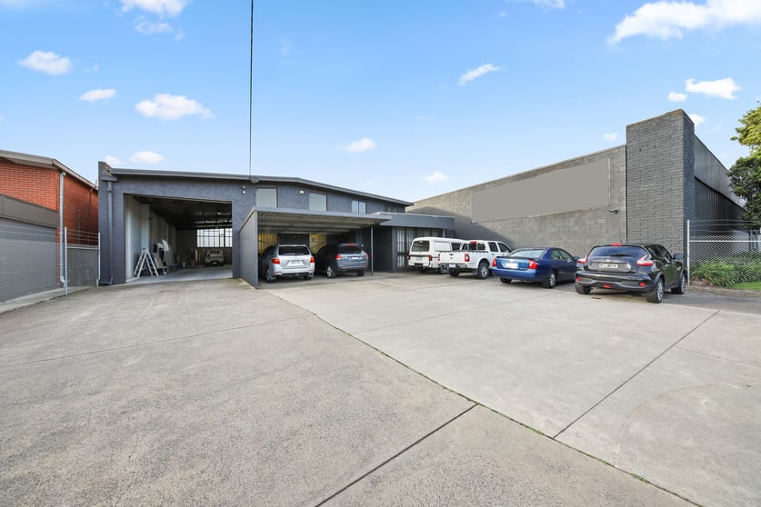 Click to view all images 19 Tarnard Drive Braeside VIC 3195 - Image 3