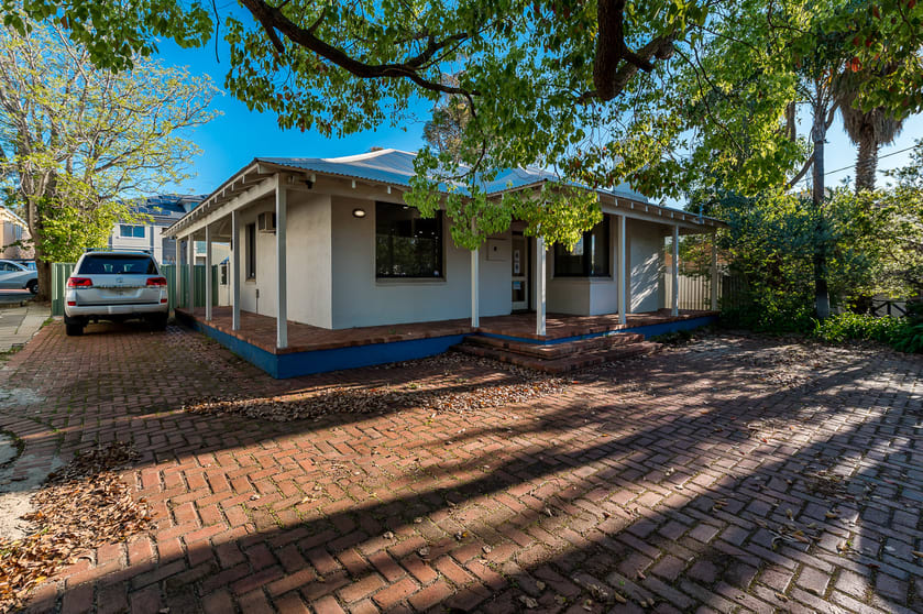 Click to view all images 6 Kearns Crescent Applecross WA 6153 - Image 2