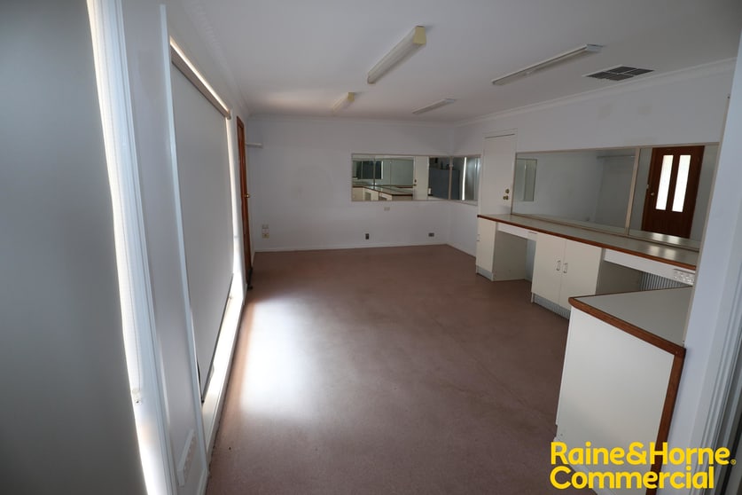 Click to view all images 16 Ceduna Street Wagga Wagga NSW 2650 - Image 2