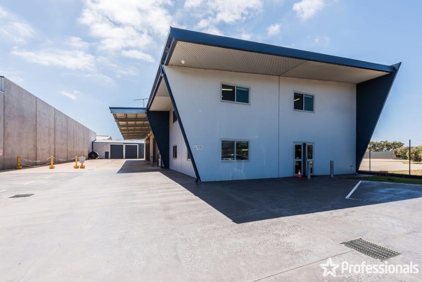 Click to view all images 45 Bradford Street Geraldton WA 6530 - Image 2