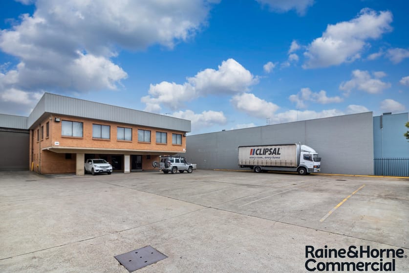 Click to view all images 8 Wenban Place Wetherill Park NSW 2164 - Image 3