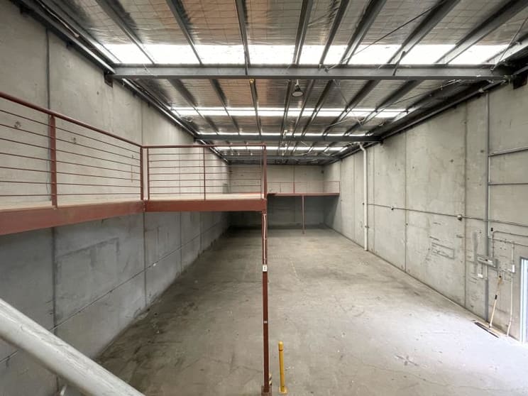 Click to view all images U.4/4-202 Lorimer Street Port Melbourne VIC 3207 - Image 3