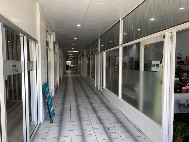 Click to view all images 4/135 Bay Terrace Wynnum QLD 4178 - Image 3