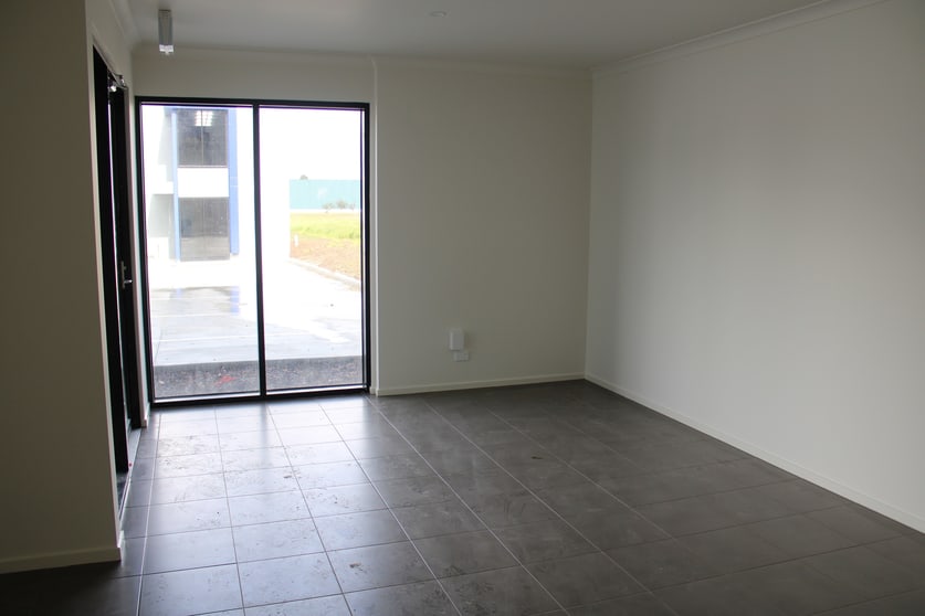 Click to view all images 7 Pottery Circuit Pakenham VIC 3810 - Image 2