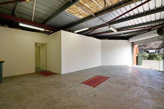 Click to view all images 2 Somersby Road Welshpool WA 6106 - Image 2